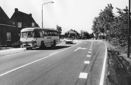 839758 Gezicht op het Hofland te Mijdrecht, uit het noorden, na de verbetering van de weg.